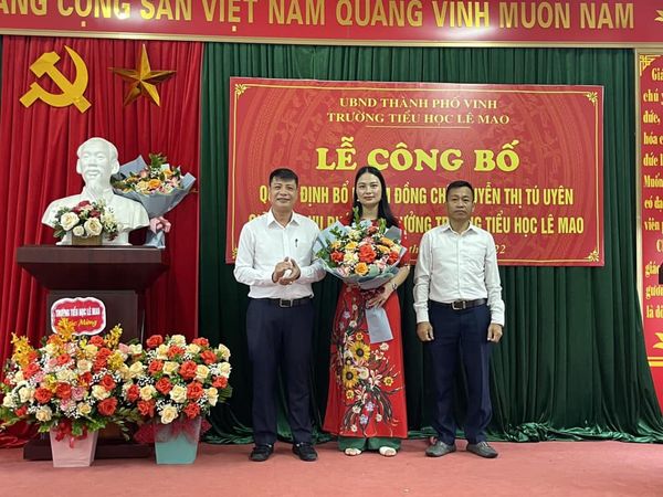 UBND TP Vinh trao quyết định bổ nhiệm đồng chí Nguyễn Thị Tú Uyên giữ chức vụ Phó hiệu trưởng Trường Tiểu học Lê Mao.