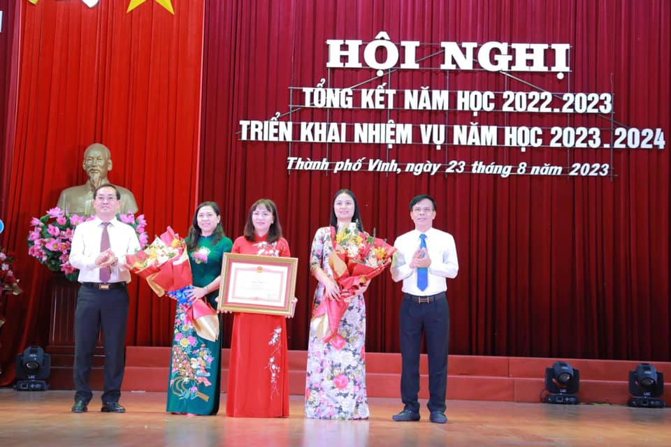Trường Tiểu học Lê Mao đón nhận Bằng khen của Thủ tướng Chính phủ và Chủ tịch UBND Tỉnh Nghệ An.